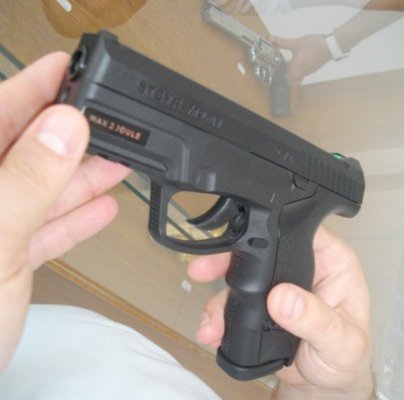 Cercetat în libertate pentru deţinerea ilegală a unei arme